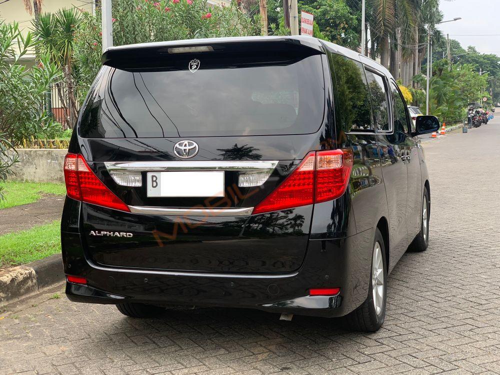 Mobil Toyota Alphard 2010