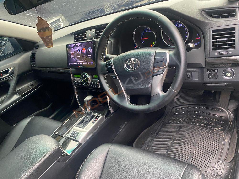 Mobil Toyota Mark X 2012