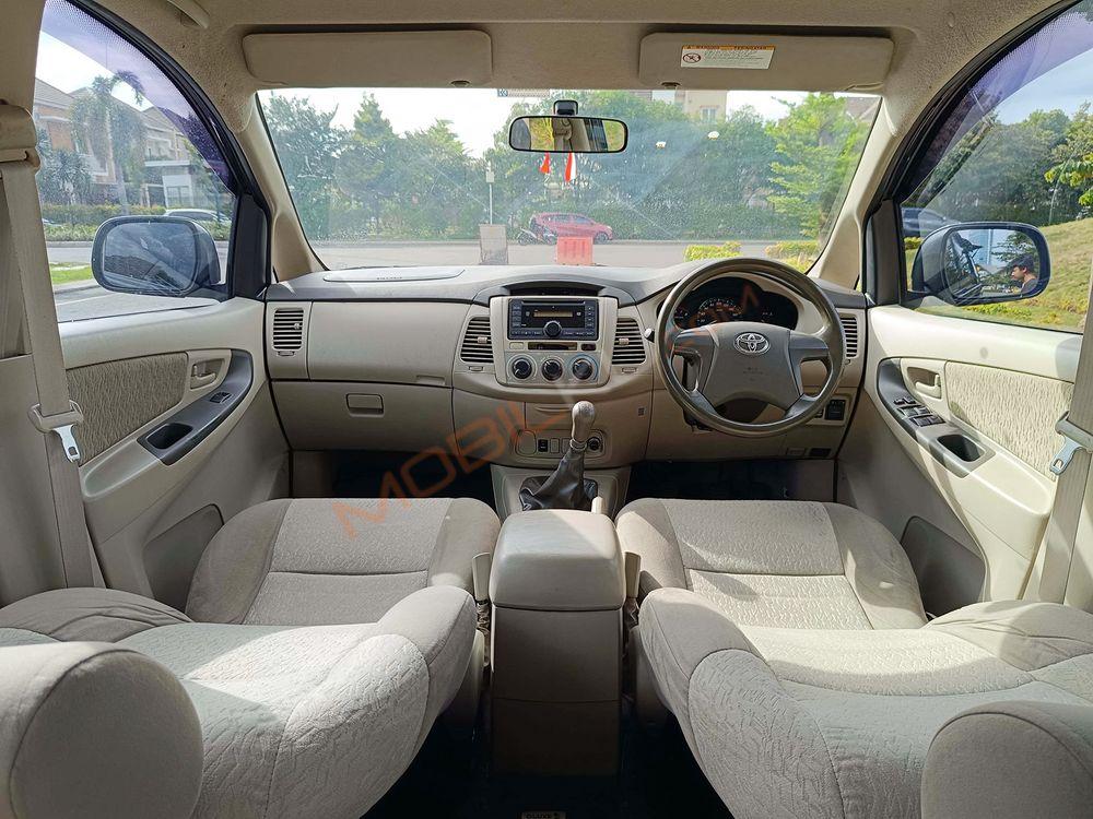 Mobil Toyota Kijang Innova 2014