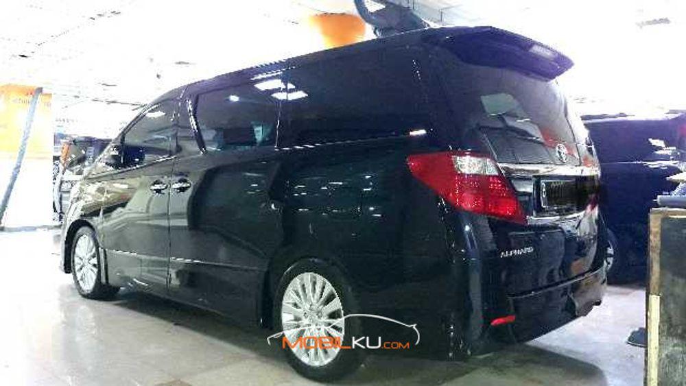 Mobil Toyota Alphard 2014
