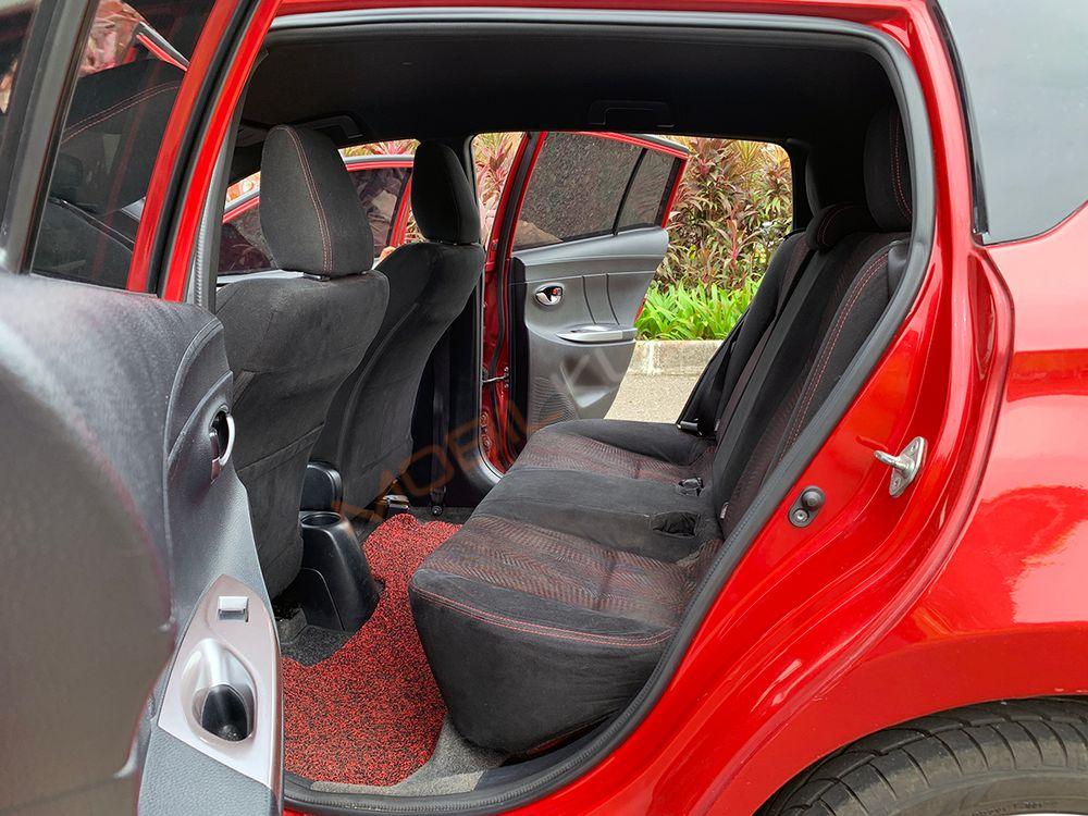 Mobil Toyota Yaris 2015