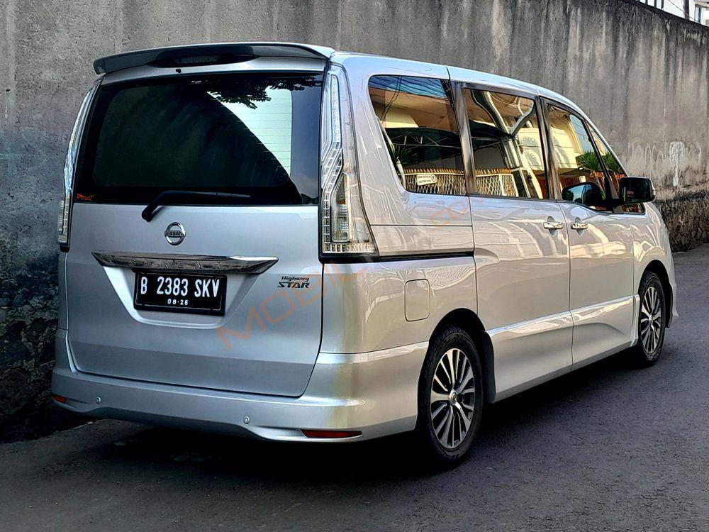 Mobil Nissan Serena 2016
