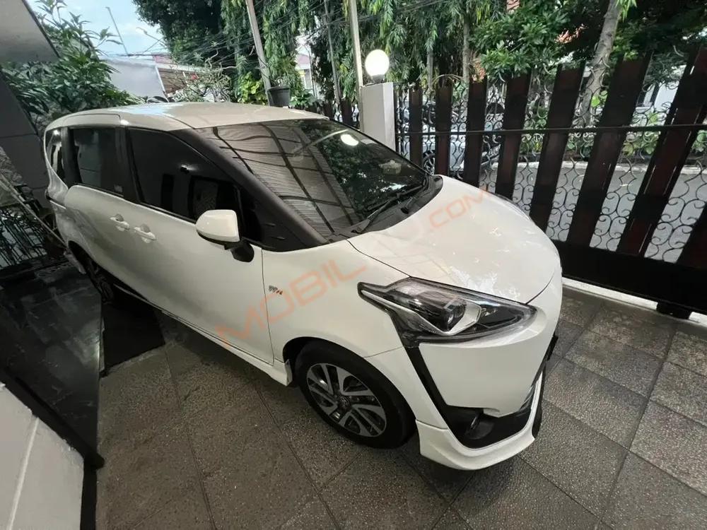 Mobil Toyota Sienta 2016