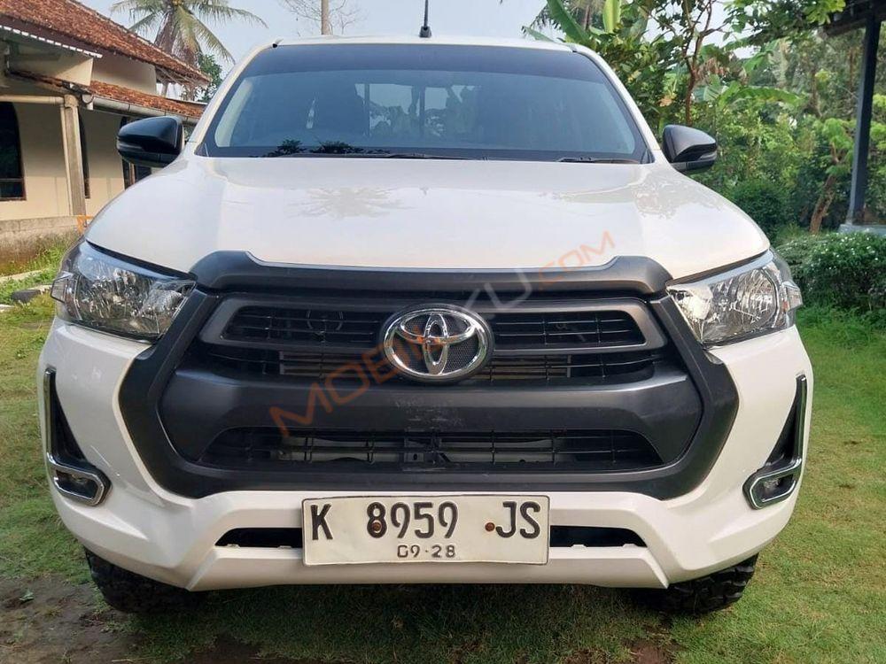 Mobil Toyota Hilux 2023