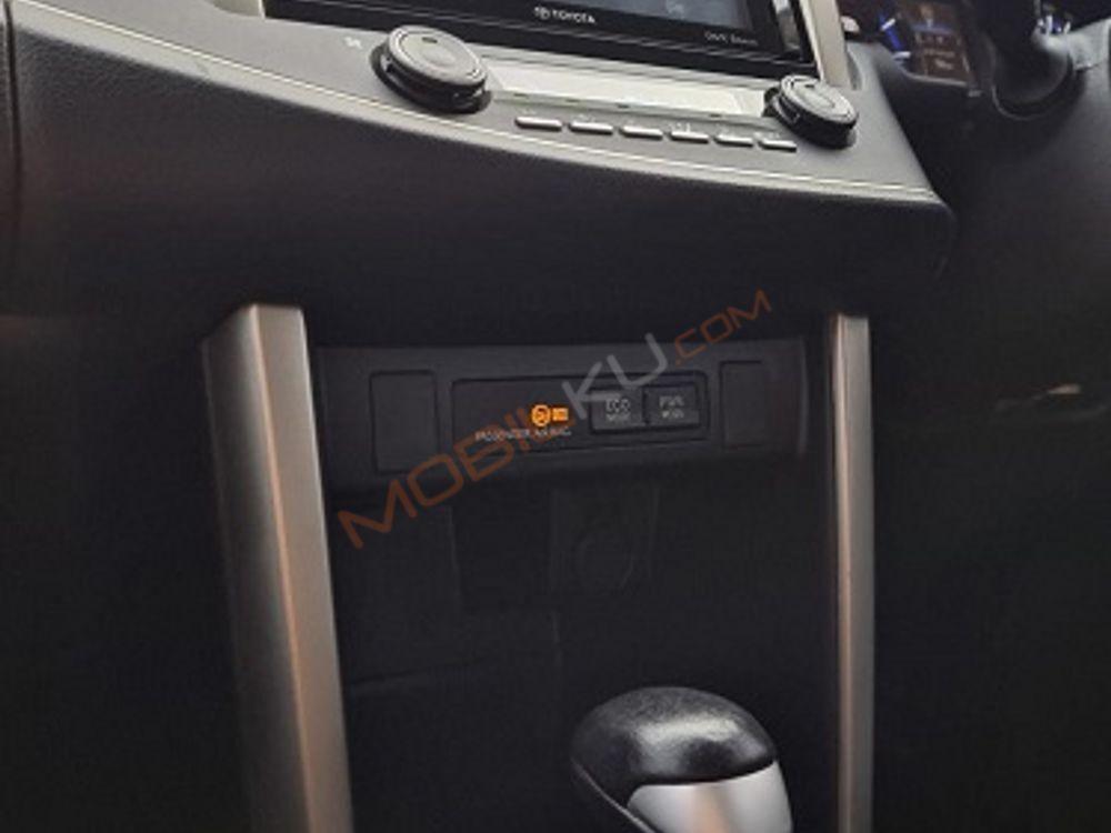 Mobil Toyota Kijang Innova 2016