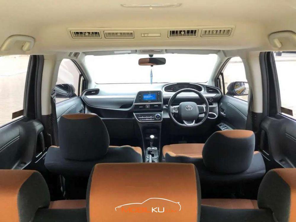 Mobil Toyota Sienta 2008