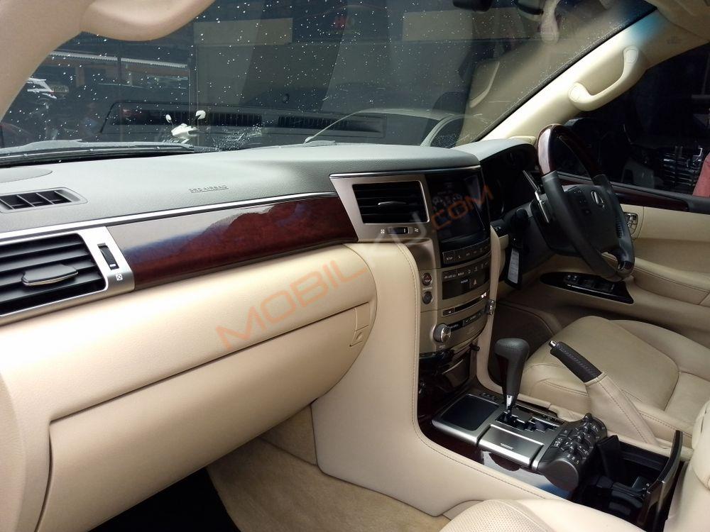 Mobil Lexus LX 2012