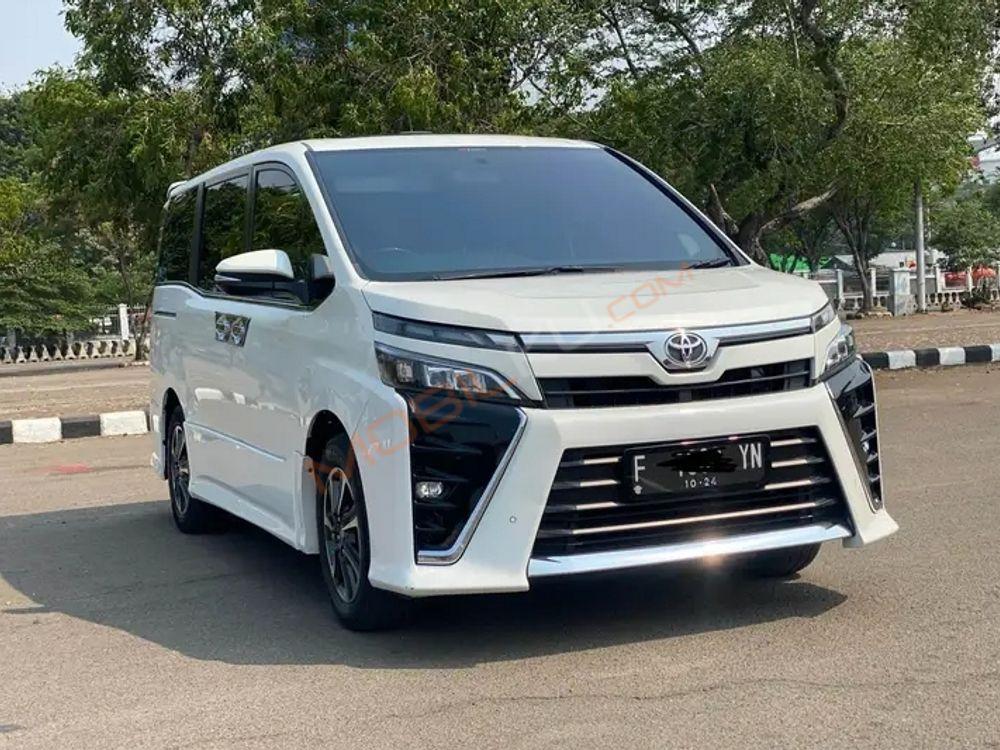 Mobil Toyota Voxy 2019