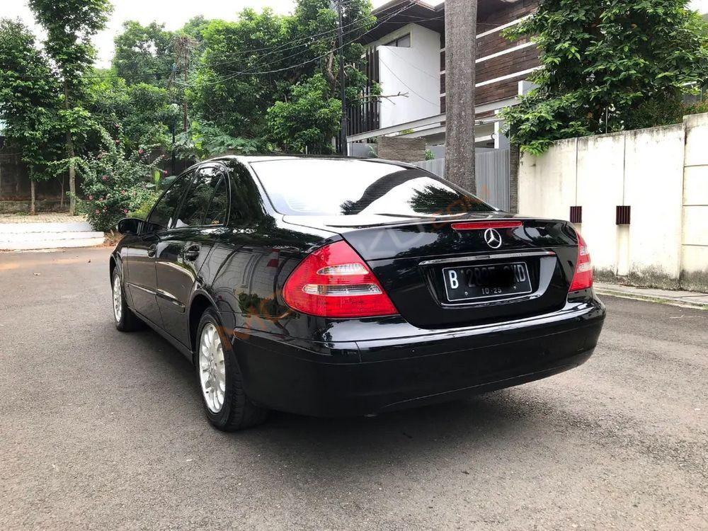 Mobil Mercedes-Benz E-Class 2005