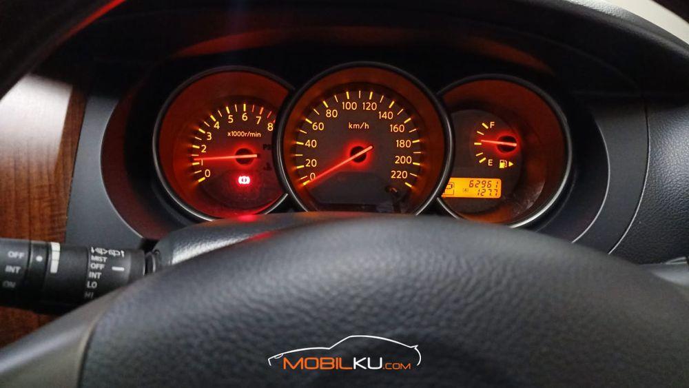 Mobil Nissan Grand Livina 2011