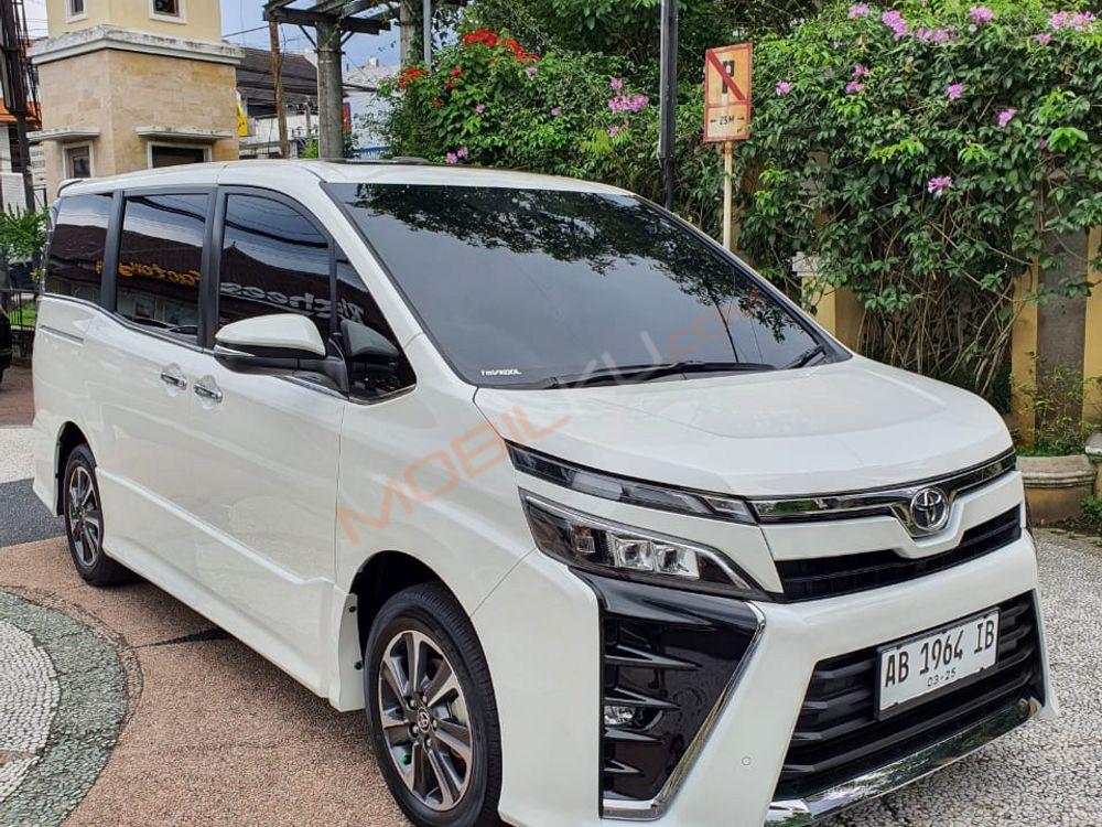 Mobil Toyota Voxy 2020