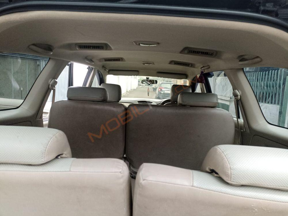 Mobil Toyota Kijang Innova 2010