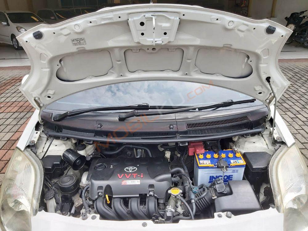 Mobil Toyota Yaris 2012