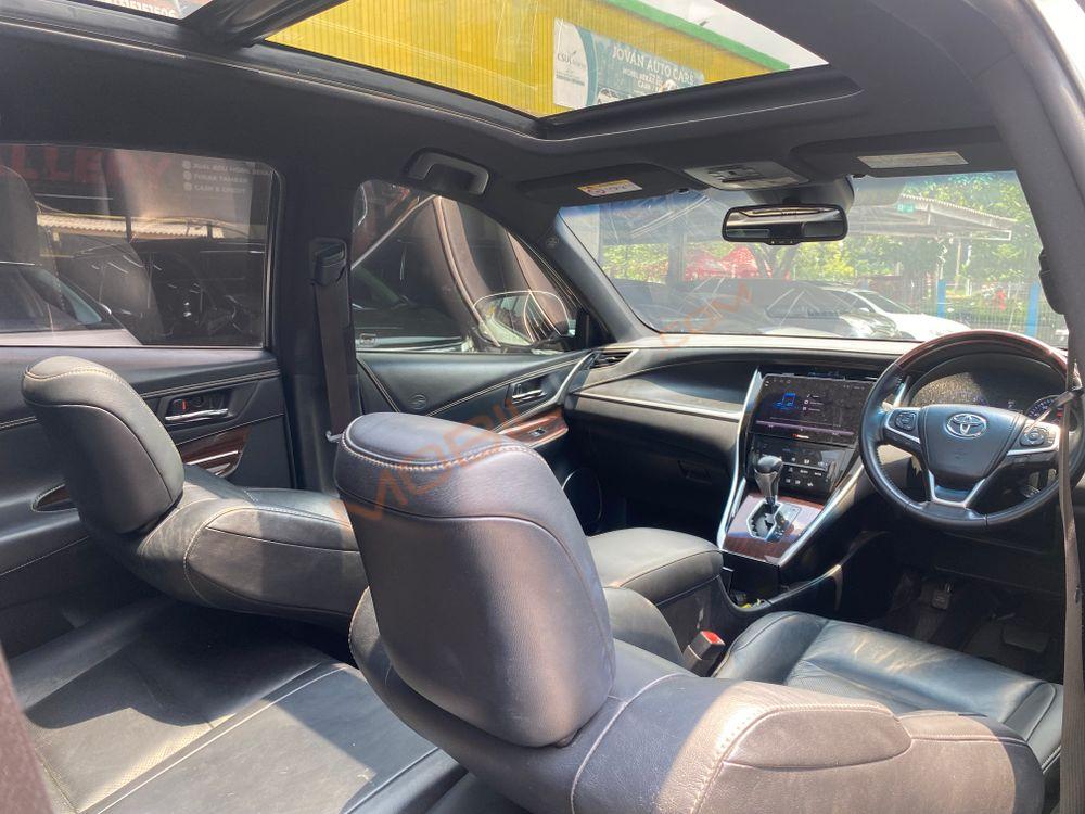 Mobil Toyota Harrier 2015