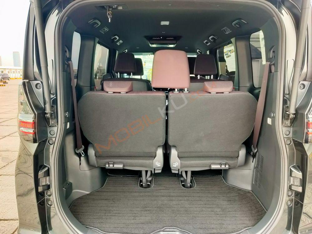 Mobil Toyota Voxy 2022