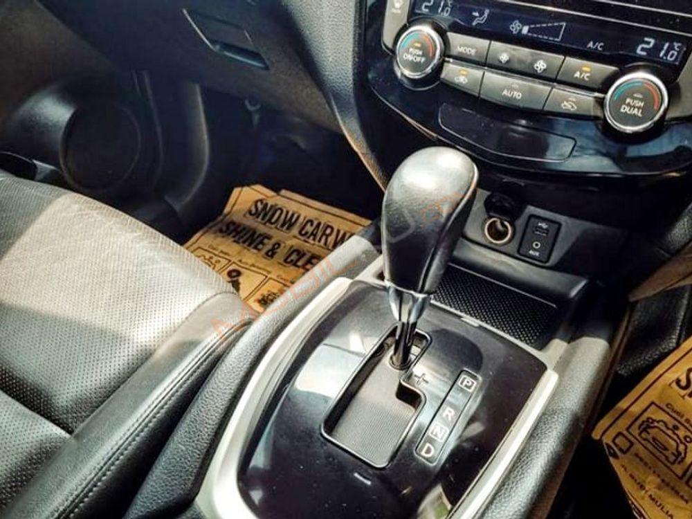 Mobil Nissan X-Trail 2015