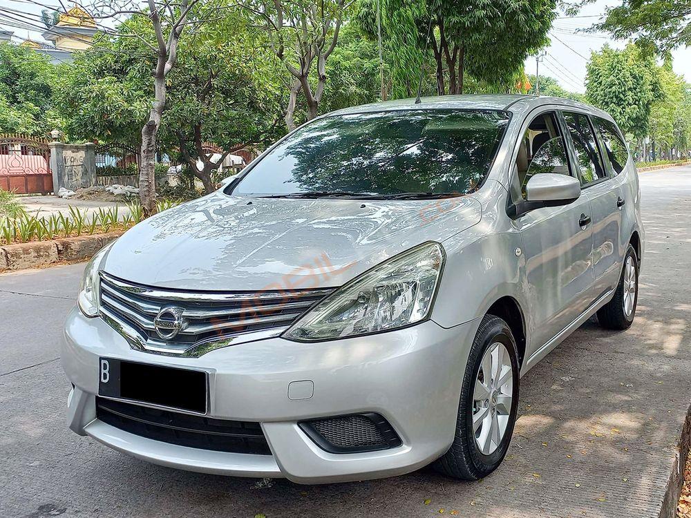 Mobil Nissan Grand Livina 2015