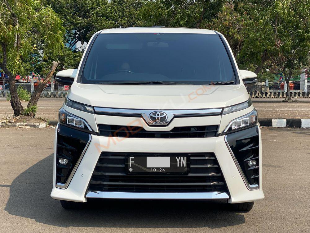 Mobil Toyota Voxy 2019
