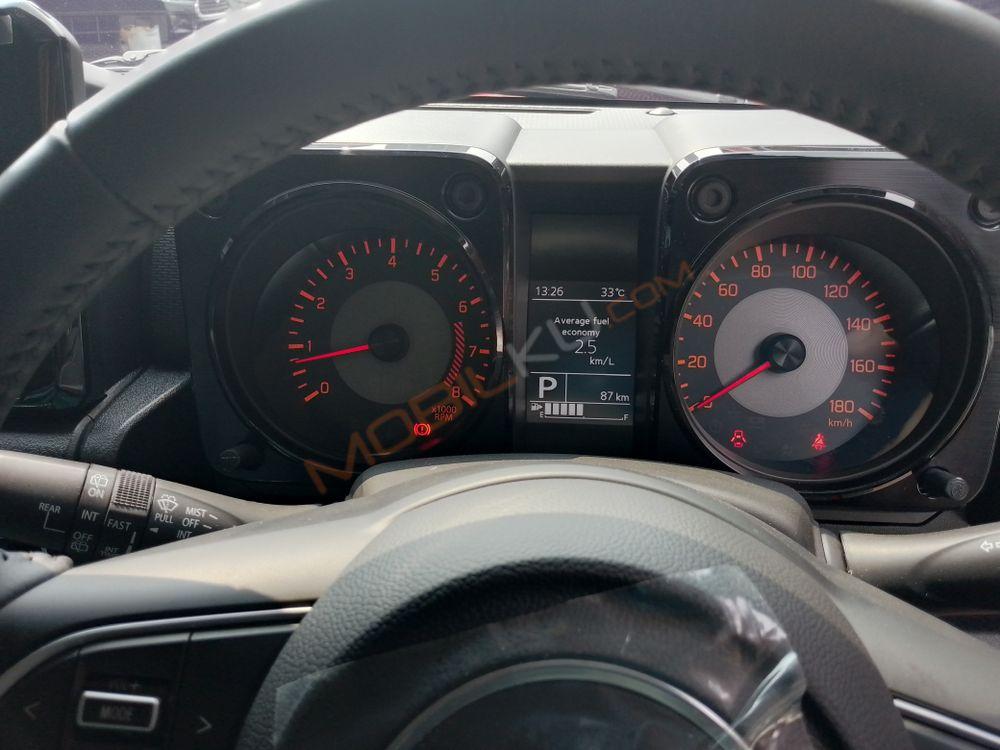 Mobil Suzuki Jimny 2023