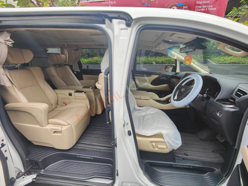Mobil Toyota Alphard 2011