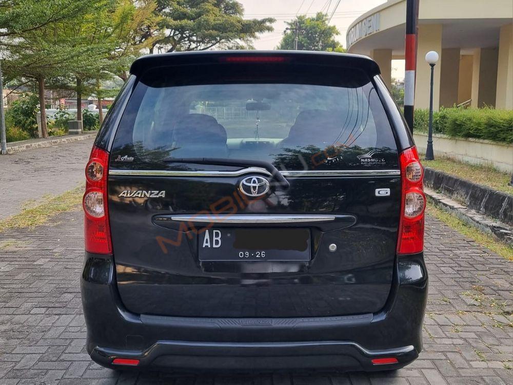 Mobil Toyota Avanza 2011