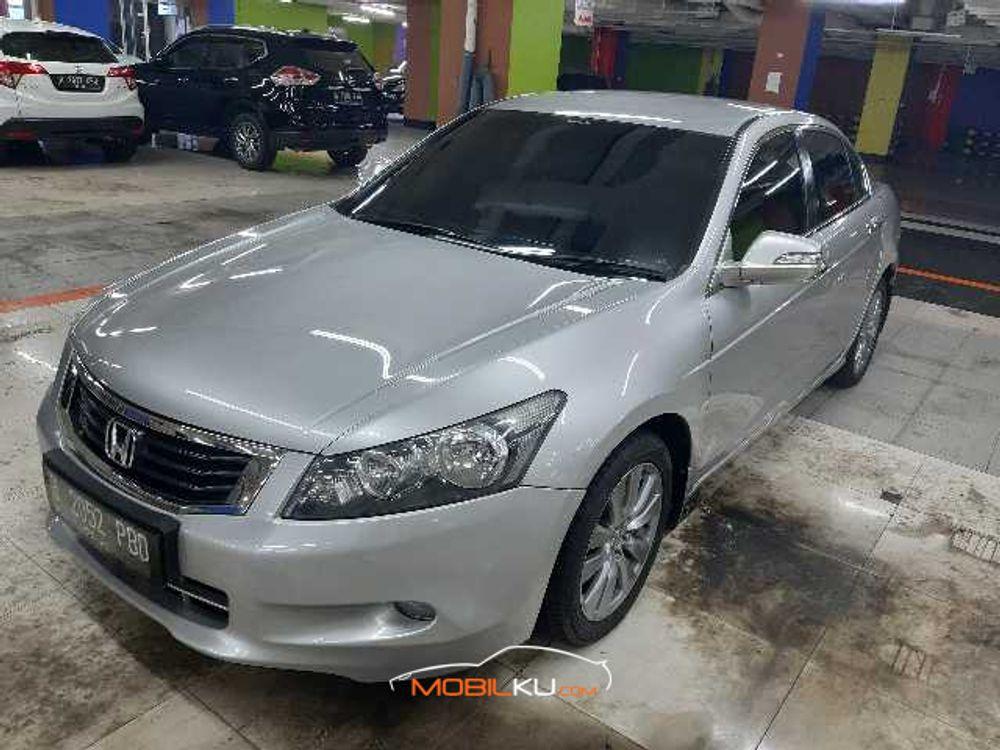 Mobil Honda Accord 2010