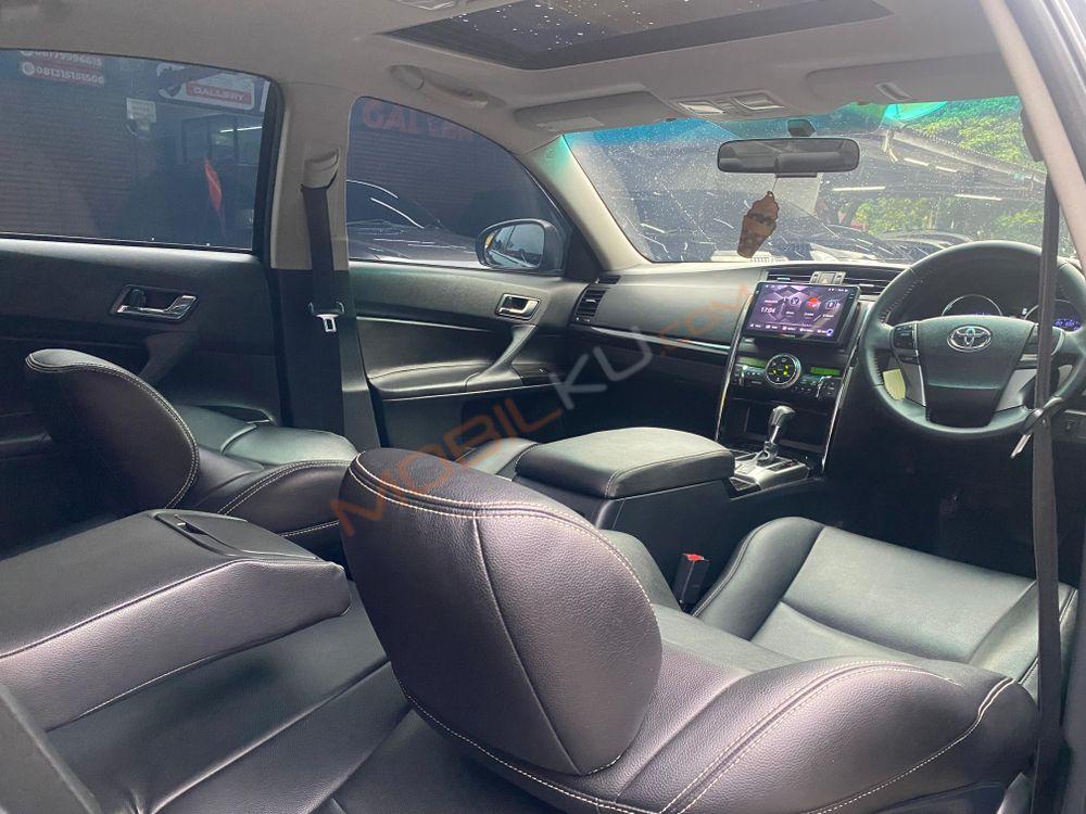 Mobil Toyota Mark X 2012