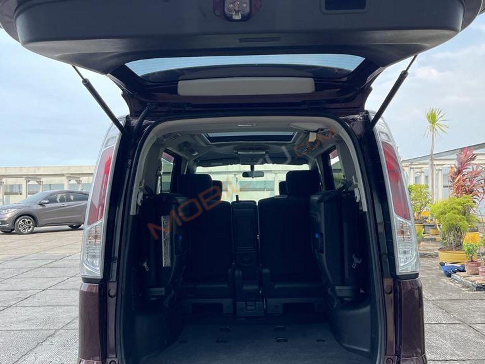 Mobil Nissan Serena 2013