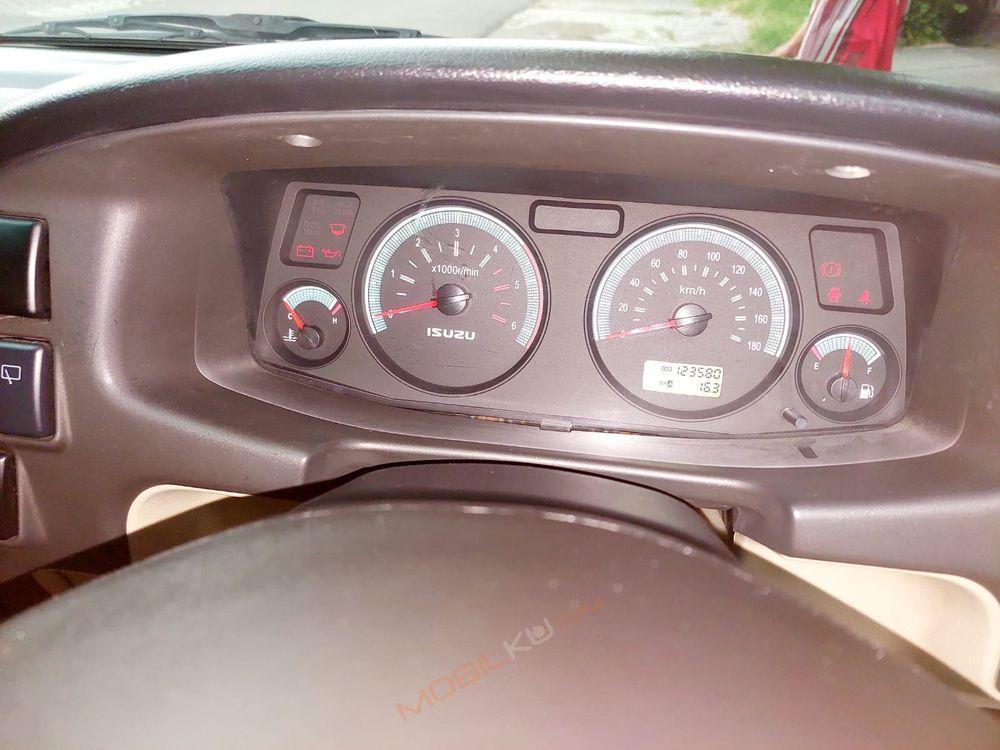 Mobil Isuzu Panther 2016