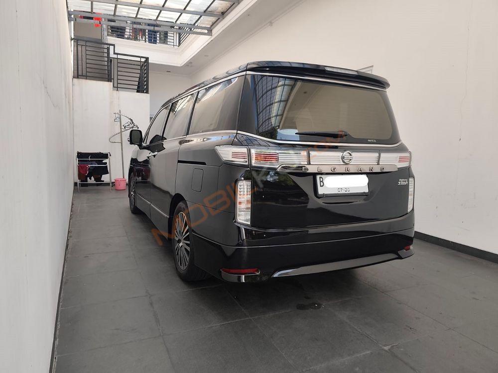 Mobil Nissan Elgrand 2017