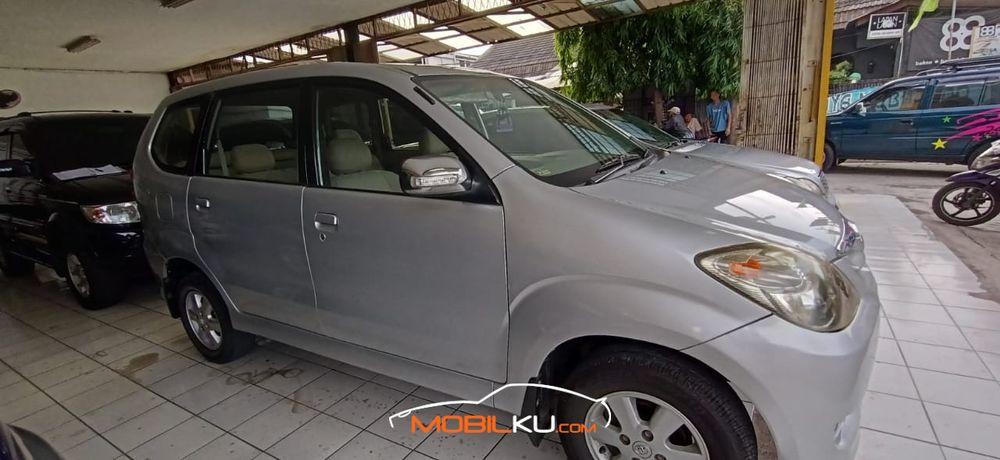 Mobil Toyota Avanza 2011