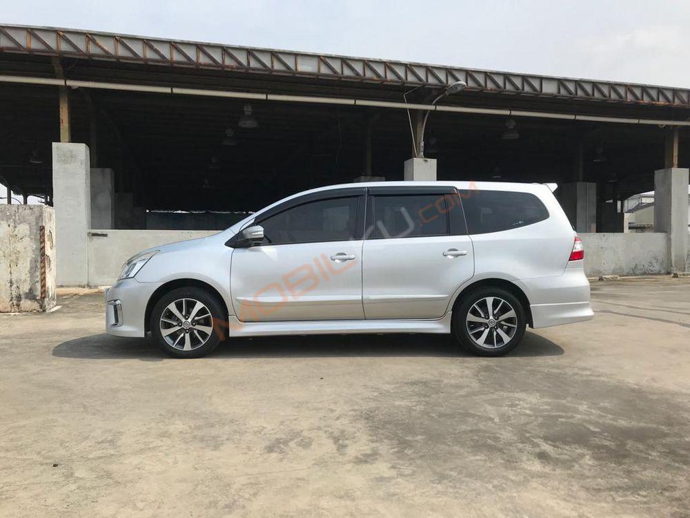 Mobil Nissan Grand Livina 2017