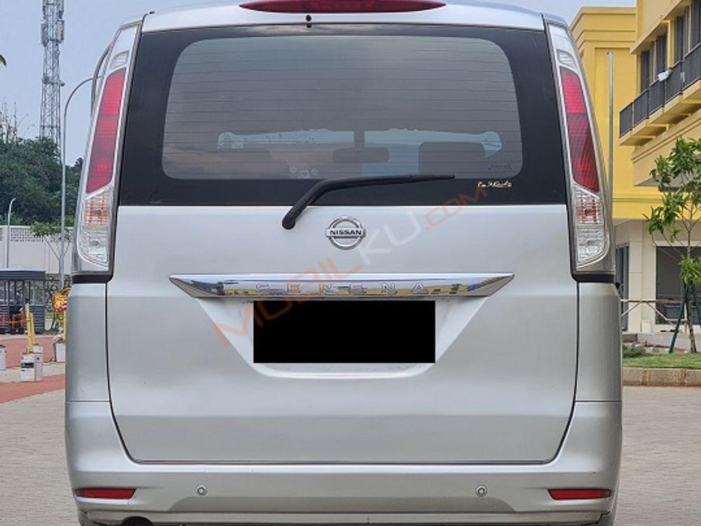 Mobil Nissan Serena 2013