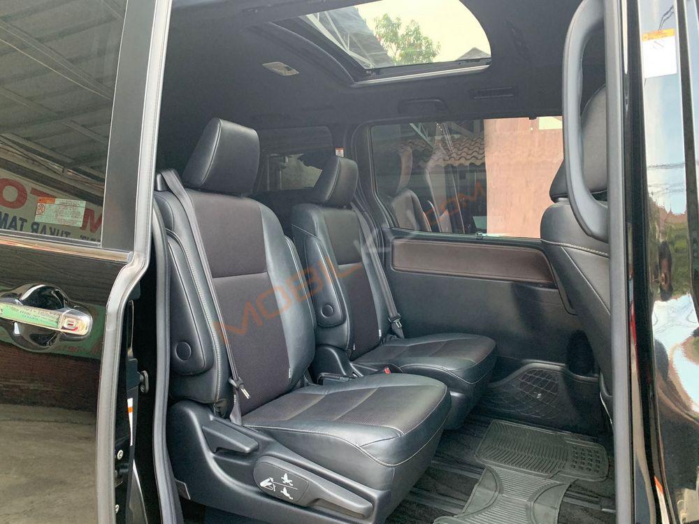 Mobil Toyota Voxy 2018