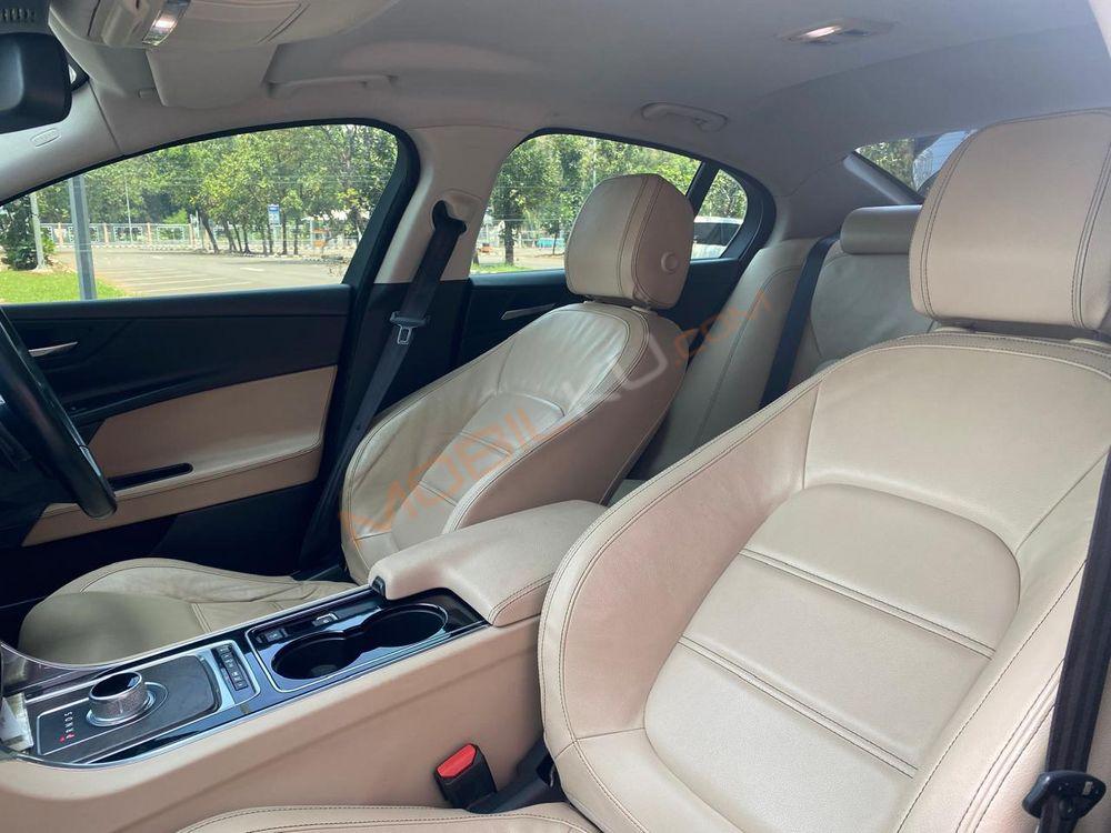 Mobil Jaguar XE 2016