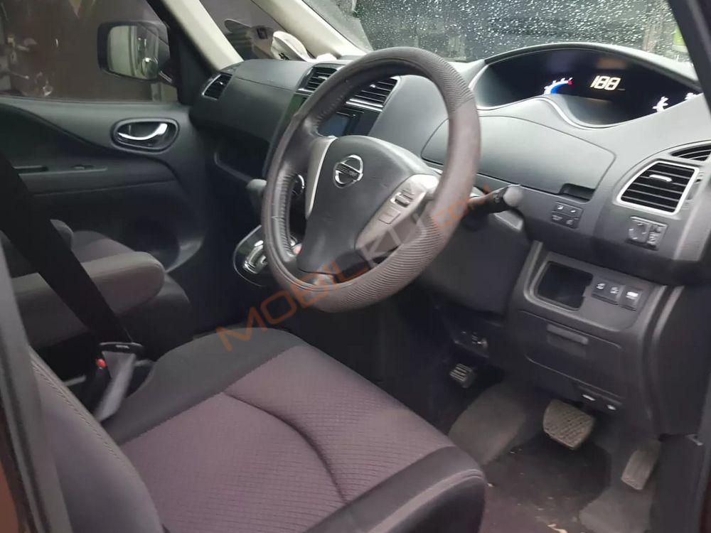 Mobil Nissan Serena 2014
