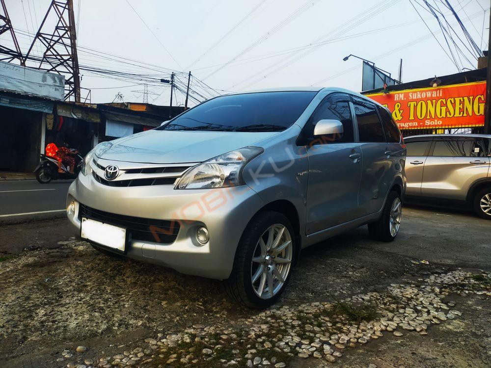 Mobil Toyota Avanza 2012