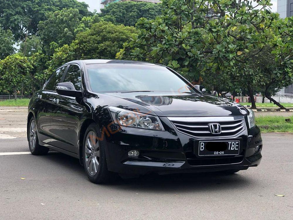Mobil Honda Accord 2011