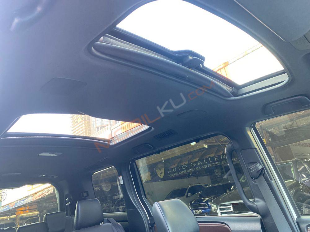 Mobil Toyota Voxy 2018