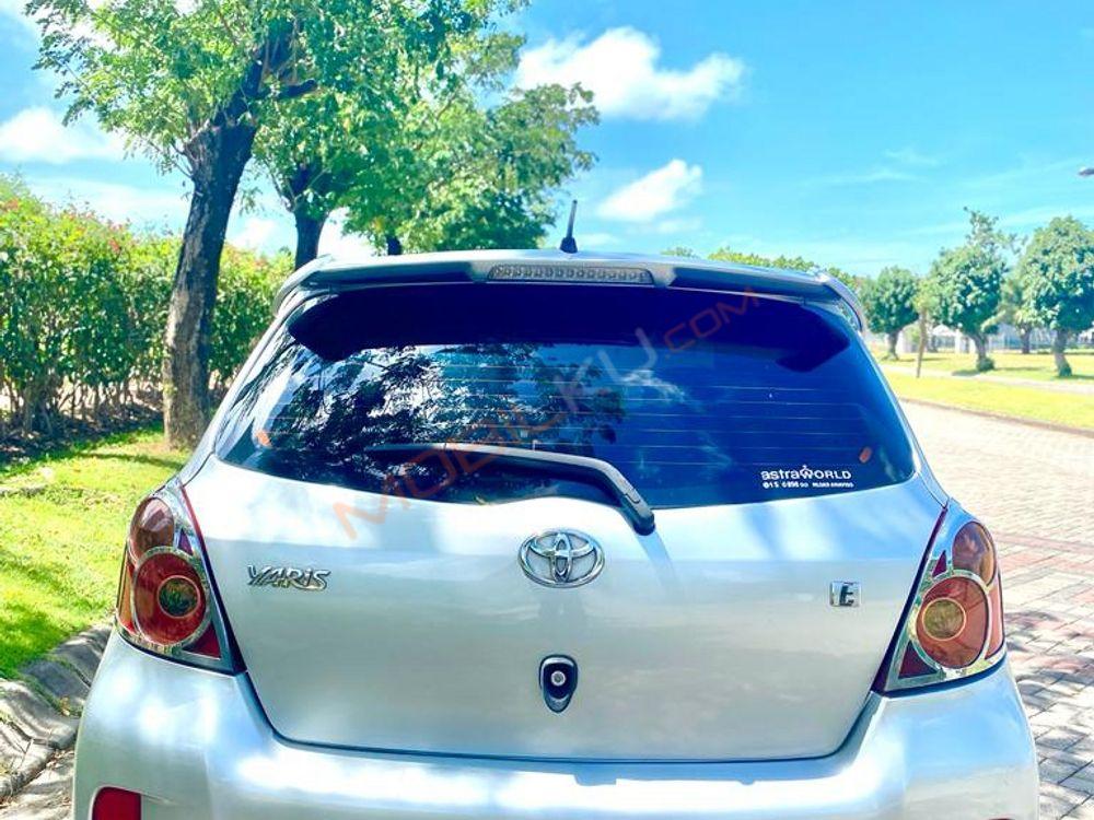 Mobil Toyota Yaris 2012