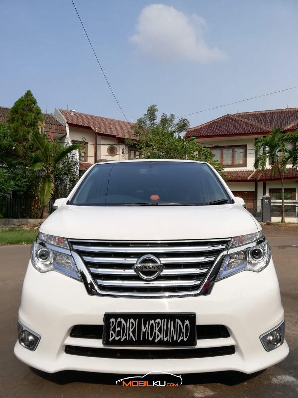 Mobil Nissan Serena 2016