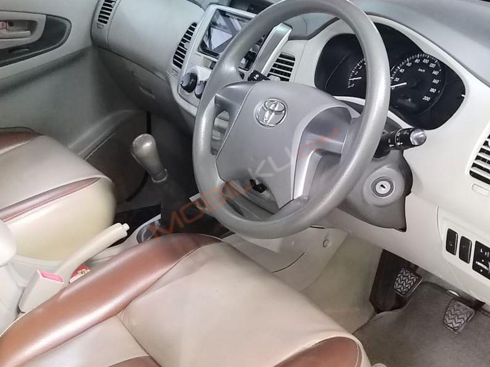 Mobil Toyota Kijang Innova 2012