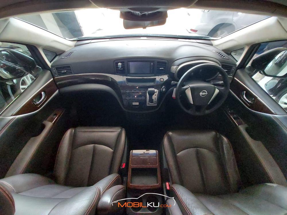Mobil Nissan Elgrand 2011