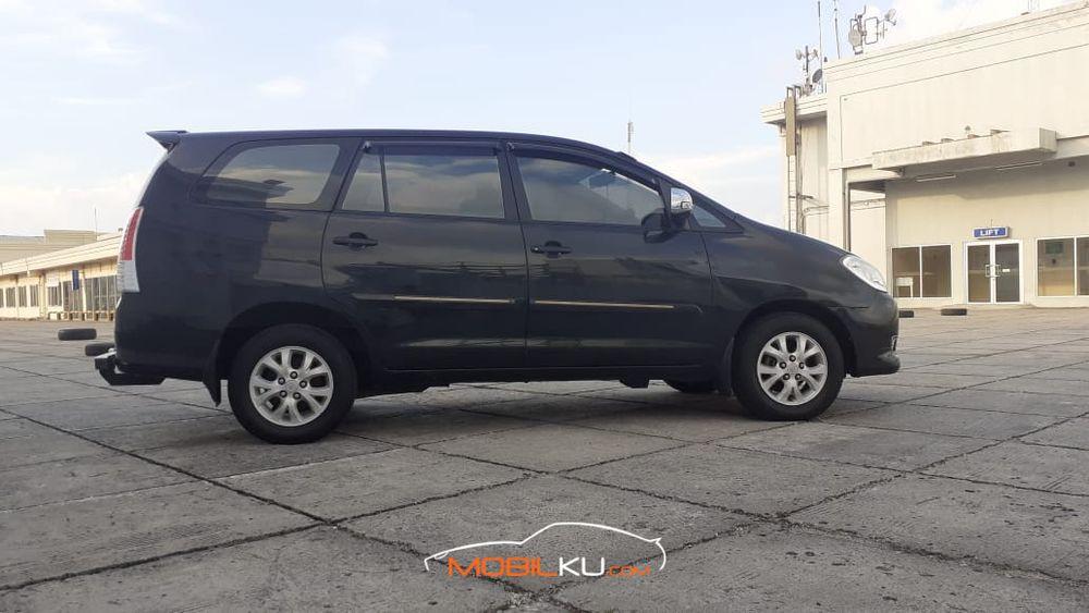Mobil Toyota Kijang Innova 2010