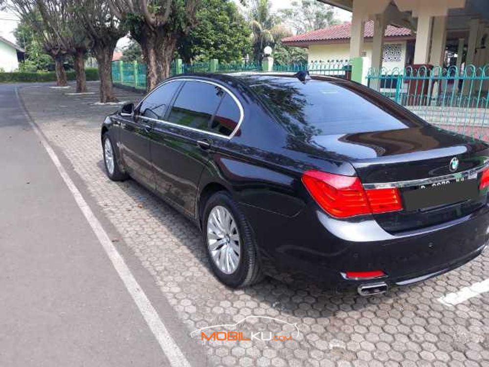 Mobil BMW 7 Series 2011