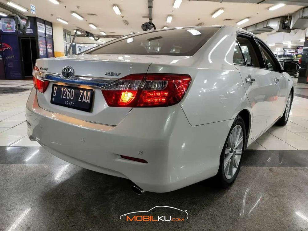 Mobil Toyota Camry 2014