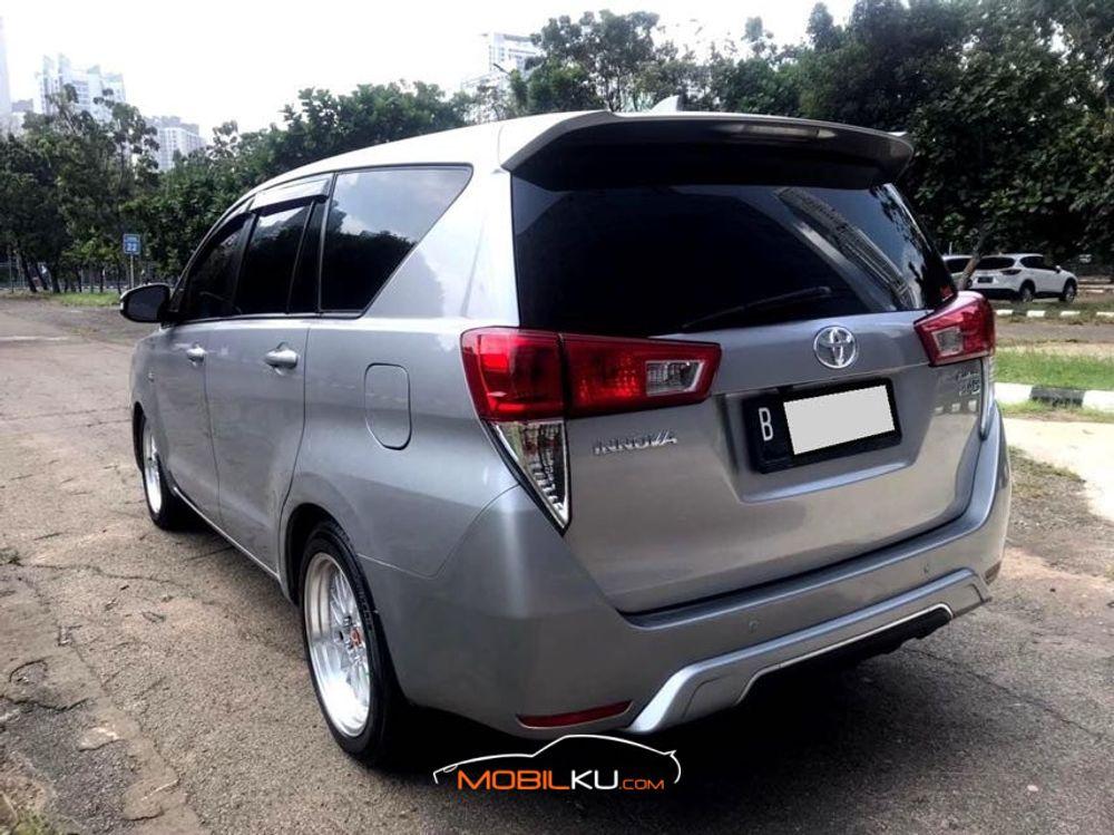 Mobil Toyota Kijang Innova 2016