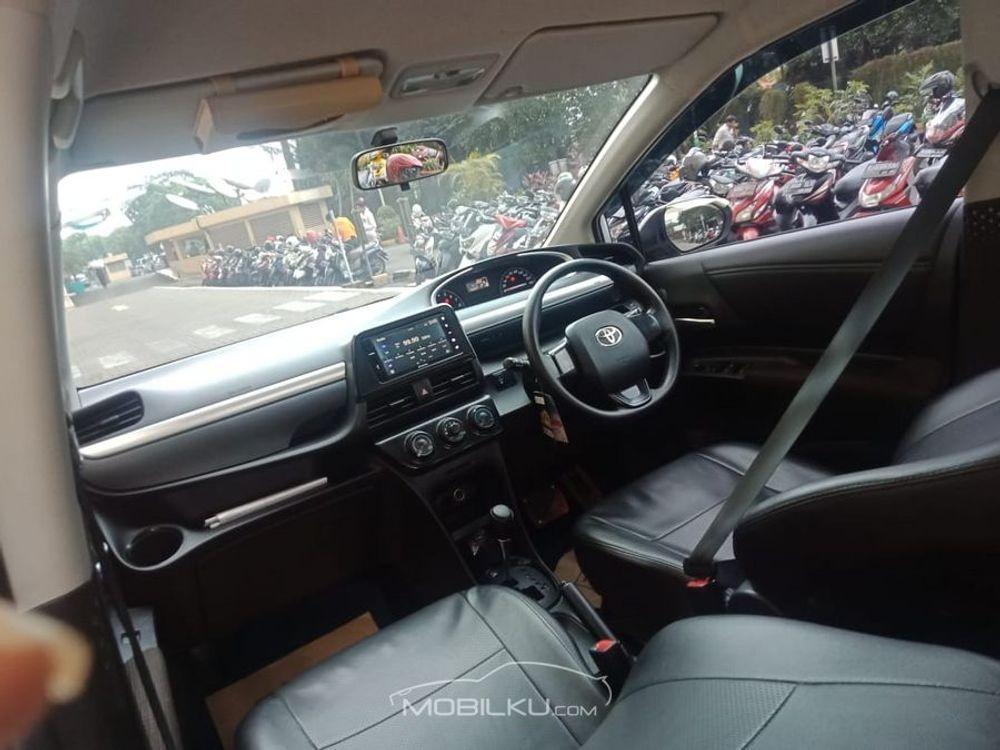 Mobil Toyota Sienta 2016