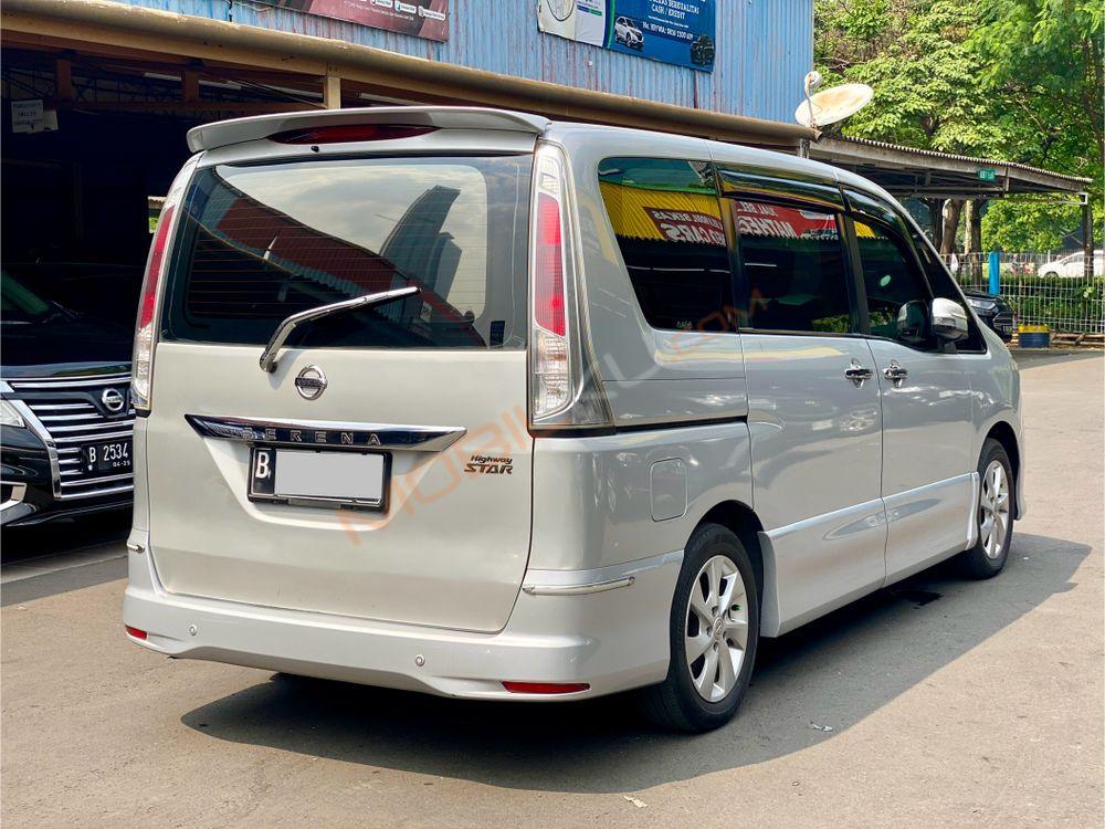 Mobil Nissan Serena 2013