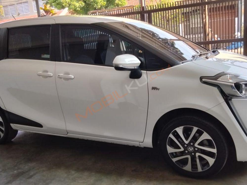 Mobil Toyota Sienta 2018